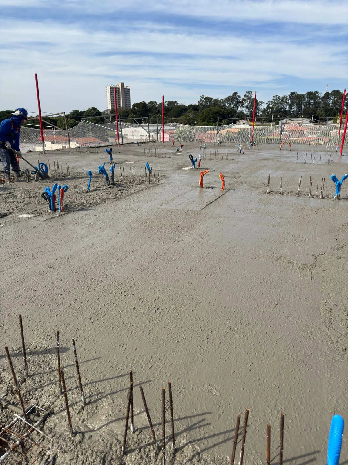 Laje concretada do Ferreira Liv com vista da cidade